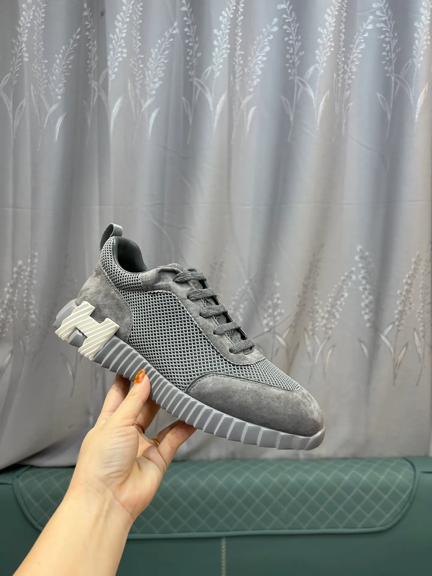 Men's shoes 💰660 Exclusive real shot (top version) Hermes new autumn and winter sports shoes. One of the most comfortable shoes from Hermes. Very light on the feet and good-looking. You will not be tired even if you go shopping. The overall suede feels very good. It is very beautiful and versatile. Very light and comfortable. Fabric: Imported high mercerized sheep/original single rain velvet. Lining: Imported silk sheepskin for the lining insole. Outsole: Seamless combination of IP+TPU (multi-color letters) German technology irradiation machine Size: Male 39-46 (Male 38 45 46 customized) Top quality, simultaneous full set of packaging